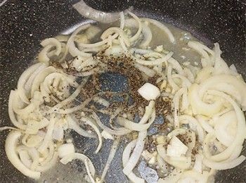 step7: 加入黑椒碎炒香