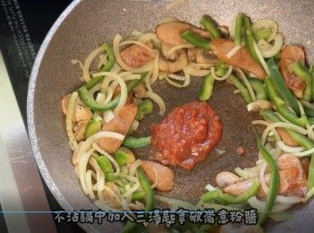 step10: 不沾鍋中加入三湯匙拿破崙意粉醬
加入一湯匙茄膏
醬汁輕輕炒香