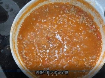 step13: 肉醬汁最少煮20分鐘
煮至肉醬汁變濃即可備用