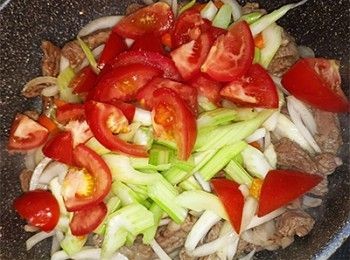 step3: 加入蔬菜配料炒勻