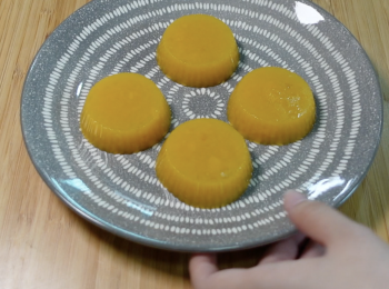 step2: 用風扇吹至表面凝固，再放入冰箱冷藏至完全凝固，脫模