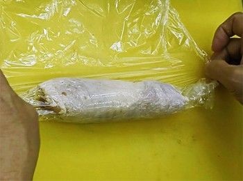 step14: 往上卷起，留意不要有空氣在內