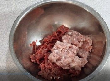 step6: 碗中加入免治牛肉，加入免治豬肉
加少量鹽
加少量黑胡椒碎
加入一茶匙麵粉
攪拌均勻