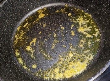 step5: <span class="group_1">炒飯底</span>燒熱油加入蒜蓉爆香