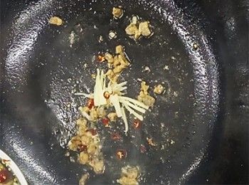 step8: 加入薑絲，辣椒絲