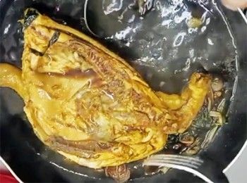 step8: 反轉同樣均勻淋上<span class="group_2">豉油汁</span>