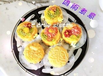 step8: 氣炸鍋200度預熱十分鐘...放入月餅..200度焗4分鐘..取出..放涼十分鐘...掃一層薄薄蛋漿...放回鍋內....150度3分鐘...再掃一層糖水..放回鍋內..160度一分鐘...

因每個爐溫不一..以上時間..只供參考...