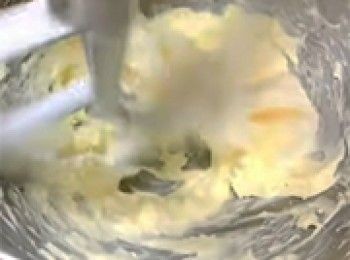 step2: <span class="group_1">菠蘿包酥皮</span>加入豬油攪拌均勻