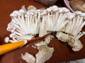 step2: 先把菇類底部切走，切/撕成小塊。大蒜磨成泥。