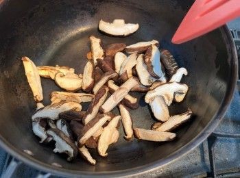 step3: 燒熱鍋、小火以白鍋先炒香菇類，把水份炒走和炒出香味，取出備用。