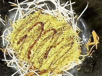 step7: 加入老抽、蠔油、生抽