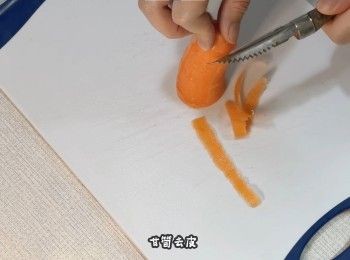 step3: 甘筍去皮，切去頭部，切片，切絲，切粒