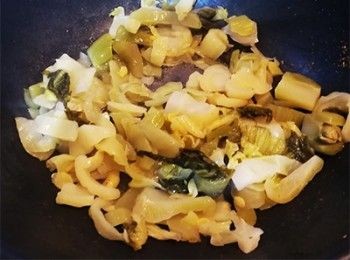 step6: 白鑊炒咸酸菜至略為乾身