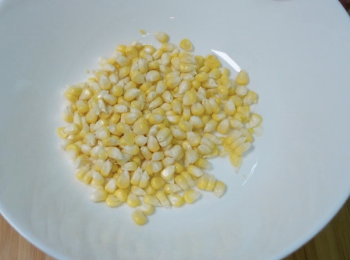 step3: 粟米拆粒，拆粒方法可參考影片，保留粟米芯來煲湯