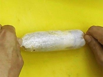 step15: 握住頭尾兩端保鮮紙，滾至頭尾兩端緊實