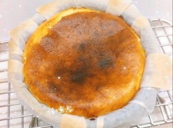 step3: 完成後，將蛋糕模在已墊枱布的桌面上輕摔兩下（使熱氣散走），放涼，將蛋糕放進雪櫃冷藏1晚，脫模，撕開牛油紙，即可