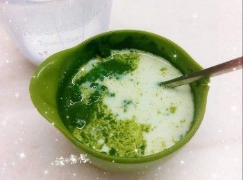 step2: 先將鮮奶（25 ml；鮮奶用微波爐加熱），再加入綠茶粉，拌勻，過篩，備用
