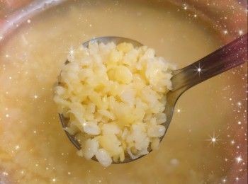 step8: 再將綠豆邊清洗2-3次，然後加入水中（600 ml，水量是已浸綠豆邊的2.5倍），用中大火煲至水滾後，轉小火（如水面有白泡浮面，需撇去），煲約20分鐘至綠豆邊開花，熄火，然後焗約30分鐘至腍身，瀝水，備用