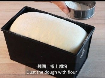 step20: 麵團上撒上麵粉