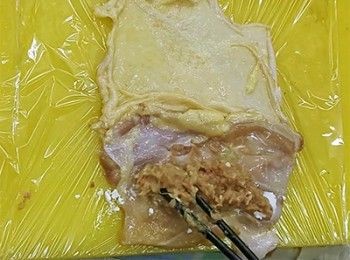 step8: 粘少許生粉，加少許雞mousse