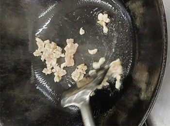 step5: 燒熱油，爆香豬