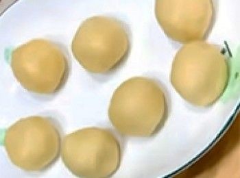 step13: 取出酥皮，每個30g，搓成球狀，放回雪櫃冷藏