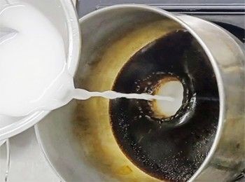 step11: 取適量的豉油雞汁，加入生炒水埋芡