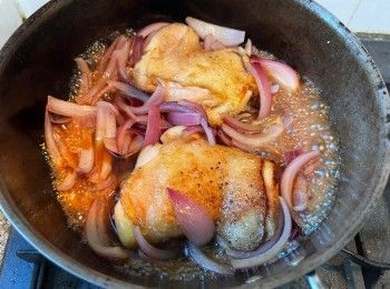 step6: 把洋葱條和照燒汁加入鍋中，收細中小火煮洋葱條5-10分鐘至變軟身和上色即可。