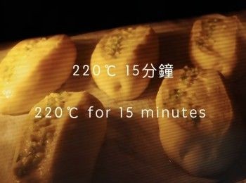 step25: 向烤箱噴水，焗出來的麵包外脆內軟
220℃ 15分鐘