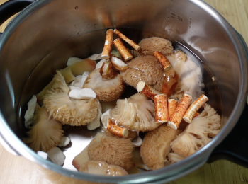 step2: 除了瘦肉外 ，將其他材料加入壓力鍋，加水，大火加壓至第二條壓力線，轉小火煮5分鐘