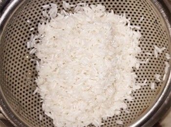 step2: <span class="group_1">炒飯底</span>隔去所有水份