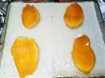 step12: 放上芒果肉，凸起一面向下