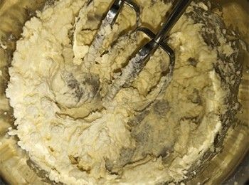 step3: 忌廉芝士室溫軟化，加入砂糖打至鬆軟