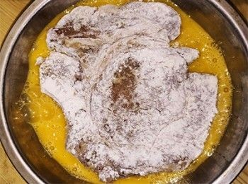 step13: <span class="group_2">豬扒</span>粘上蛋液