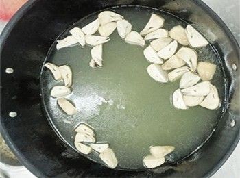 step2: 放入草菇灼熟，瀝水備用