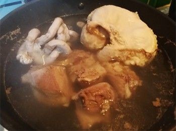 step3: 豬肚、粉腸、鮑魚骨，清洗乾淨，凍水煮滾，再煮10分鐘左右