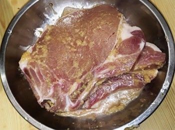 step3: 加入豬扒中拌勻，醃15分鐘，加入蒜油拌勻，再醃入味