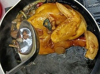 step9: 冚蓋焗10分鐘後，繼續淋汁20分鐘左右