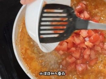 step12: 加入200 mL上湯
注意上湯一定要覆蓋所有<span class="group_1">食材</span>
水滾後加入蕃茄
此時可以試味
按口味加入少量黑胡椒碎提升風味
按口味加入少量鹽