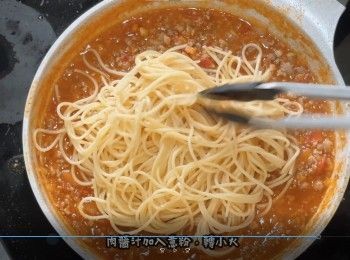 step14: 肉醬汁加入意粉，轉小火
輕輕攪開
加入一湯殼意粉水繼續攪拌