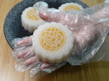 step5: 用風扇吹至表面凝固，再放入冰箱冷藏至完全凝固，脫模