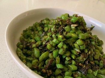step2: 先放豆角煸炒，放入蒜蓉，适量油炒香我，最后加入橄榄菜