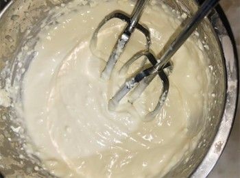 step2: 淡忌廉打起6-7成放入雪櫃備用