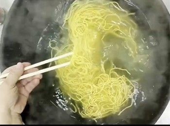 step1: 滾水放入伊麵，用筷子打散，瀝水備用