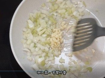 step10: 直到香氣釋出，加少量油
加入蒜，甘筍炒香
慢慢炒，炒至顏色變深