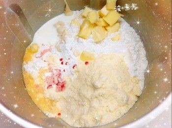 step2: 將已攪拌成軟滑忌廉狀的忌廉芝士和其他的材料（紅莓乾碎除外）放入已裝好攪拌刀的多功能料理機