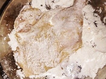 step4: 均勻地粘上麵粉