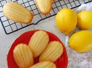 step4: 在瑪德蓮模具內塗一層溶化牛油，倒入蛋糕糊，放入已預熱180C 的焗爐，焗約10-12分鐘即成