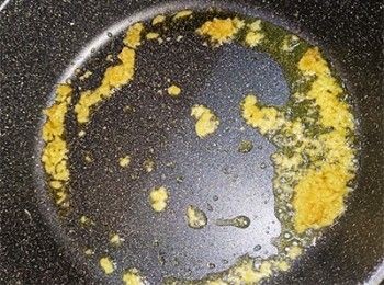 step15: <span class="group_3">鮮茄汁</span>燒熱油加入蒜蓉爆香