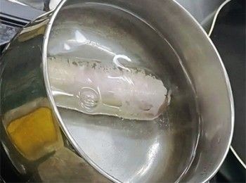 step18: 放入已煲滾的水中，轉最小火，蝦眼水浸20分鐘